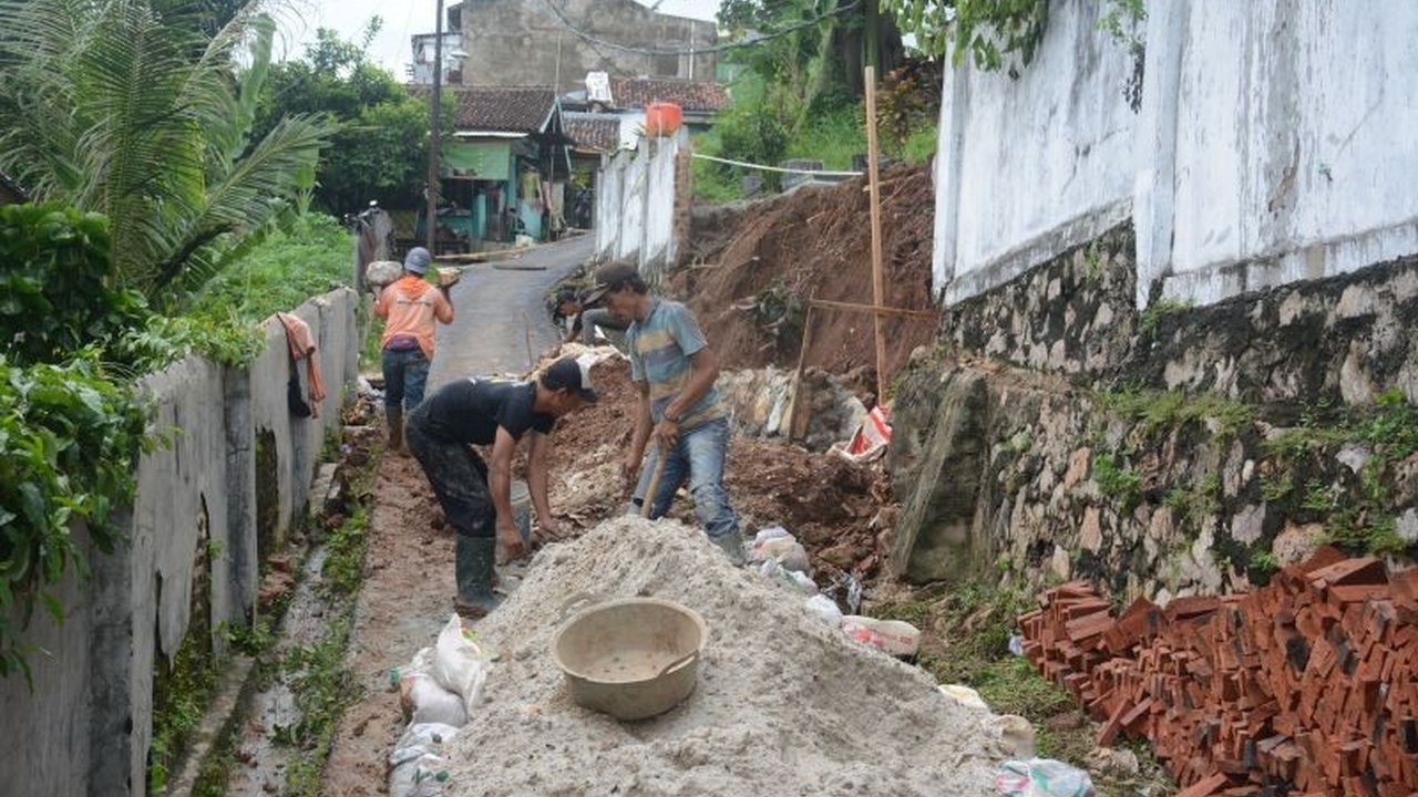 Pemkot Bandarlampung selesaikan proyek infrastruktur seperti pemasangan talud, box culvert, perbaikan drainase, dan pengerukan sungai untuk mencegah banjir di Kecamatan Sukabumi dan Teluk Betung Selatan.