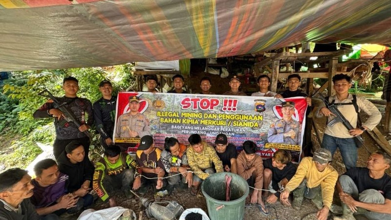 Polres Solok Selatan berhasil menggerebek tambang emas ilegal dan mengamankan 10 penambang di Bukit Bulat, Jorong Sungai Ipuh, dengan barang bukti berupa alat-alat tambang dan material diduga mengandung emas.