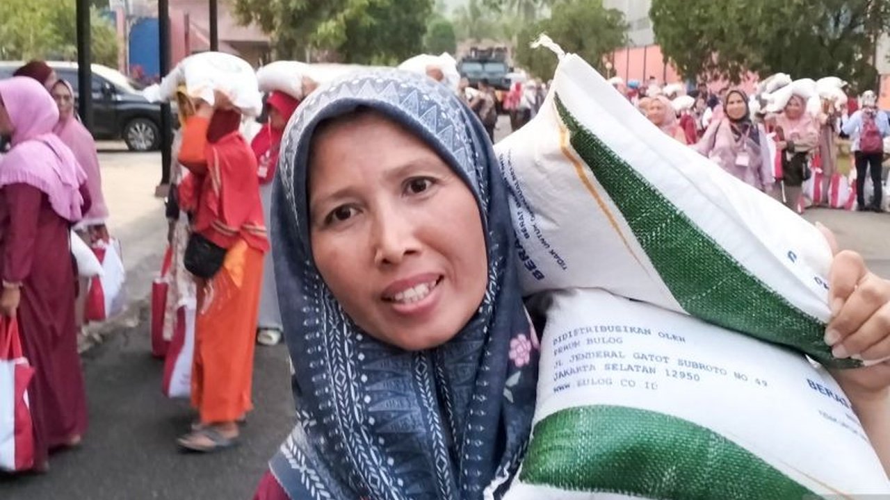 Bulog Sumbar gencar melakukan pengawasan untuk mencegah beras Stabilitas Pasokan dan Harga Pangan (SPHP) oplosan, bekerja sama dengan pemerintah daerah dan membentuk Satgas, meskipun hingga kini belum ditemukan kasus serupa di wilayah tersebut.