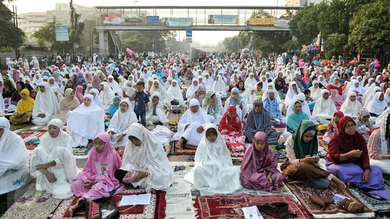 Umat muslim mendengarkan khutbah saat pelaksanaan salat Idul Fitri di kawasan Jatinegara, Jakarta, Rabu (6/7). Ruas Jalan Jatinegara Barat disulap menjadi tempat pelaksanaan salat. (Liputan6.