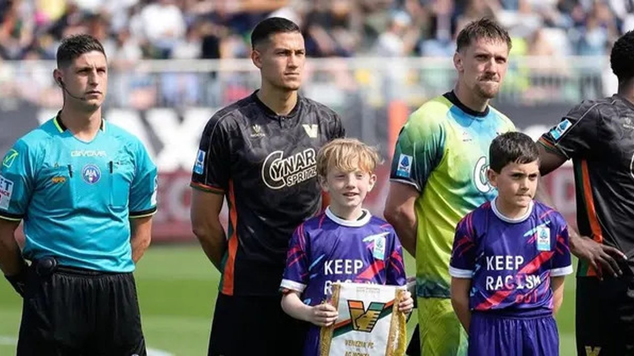 Kapten Venezia, Jay Idzes bersiap jelang kick-off laga melawan Monza dalam lanjutan Serie A 2024/2025, Sabtu (12/4/2025). (Instagram Jay Idzes).