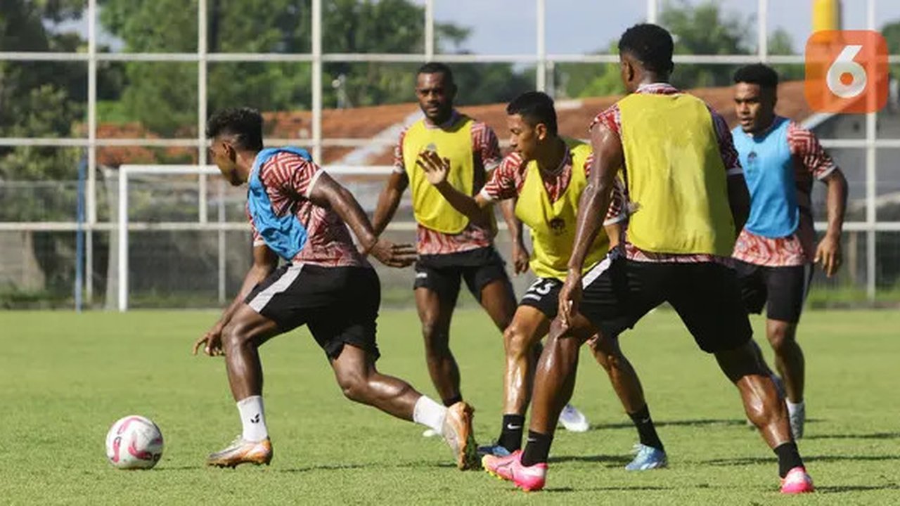 Suasana sesi latihan PSBS Biak di Lapangan Gelora Samudera Kuta sebelum keberangkatan menuju Ternate untuk menghadapi Malut United. (Bola.com/Alit Binawan)