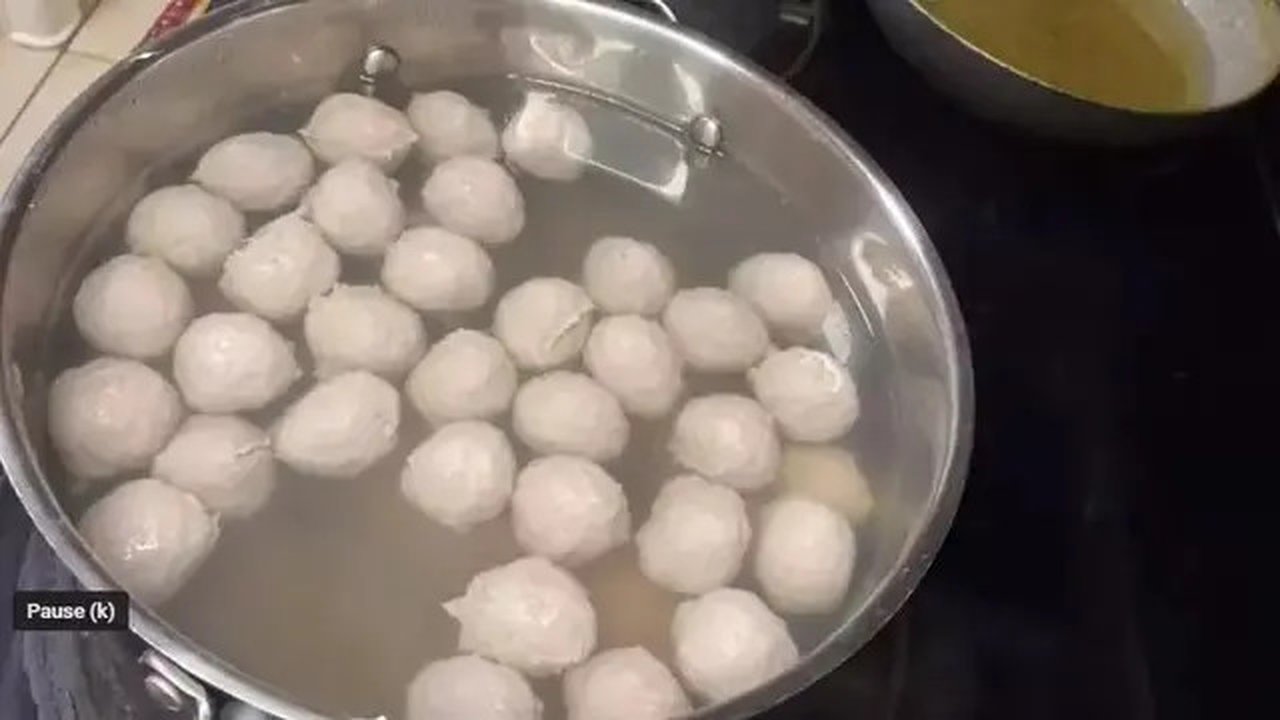 Mengapa Harus Merendam Bakso dalam Air Es Setelah Direbus? (Image by Rose Miami Kitchen via Youtube.com).