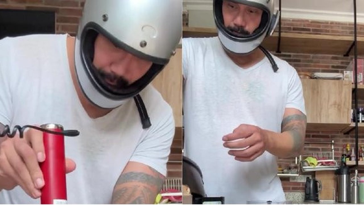 Penampilan Tora Sudiro saat Iseng Bikin Kopi dari Biji Kurma, Niat Banget Pakai Helm di Dapur