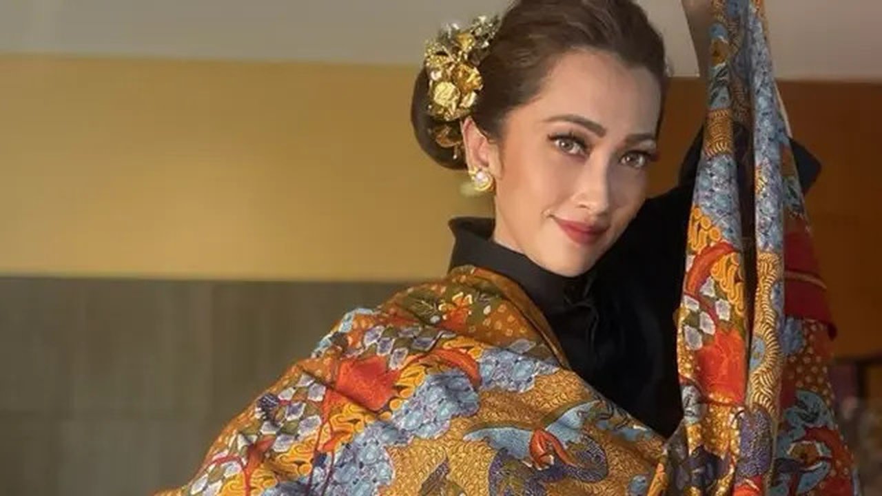 Ghies The Label, yang berfokus pada desain casual dan formal bagi pria dan wanita memperkenalkan produk-produk yang memadukan keberagaman warisan budaya Indonesia seperti  tenun ikat, songket