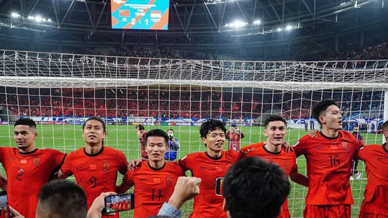 Sejumlah pemain China bernyanyi dengan para pendukung mereka setelah laga lanjutan putaran ketiga Grup C Kualifikasi Piala Dunia 2026 melawan Timnas Indonesia di Qingdao Youth Stadium, Qingda