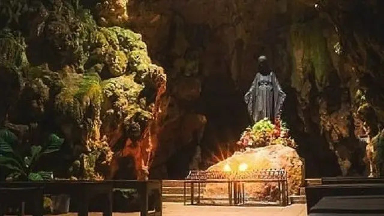 Gua Maria Tritis menjadi tempat ibadah umat Katolik yang berlokasi di Gunungkidul, Yogyakarta. (dok. Instagram @erickhezekiel/https://www.instagram.com/p/BmuZDLTDJNn/Dinny Mutiah)