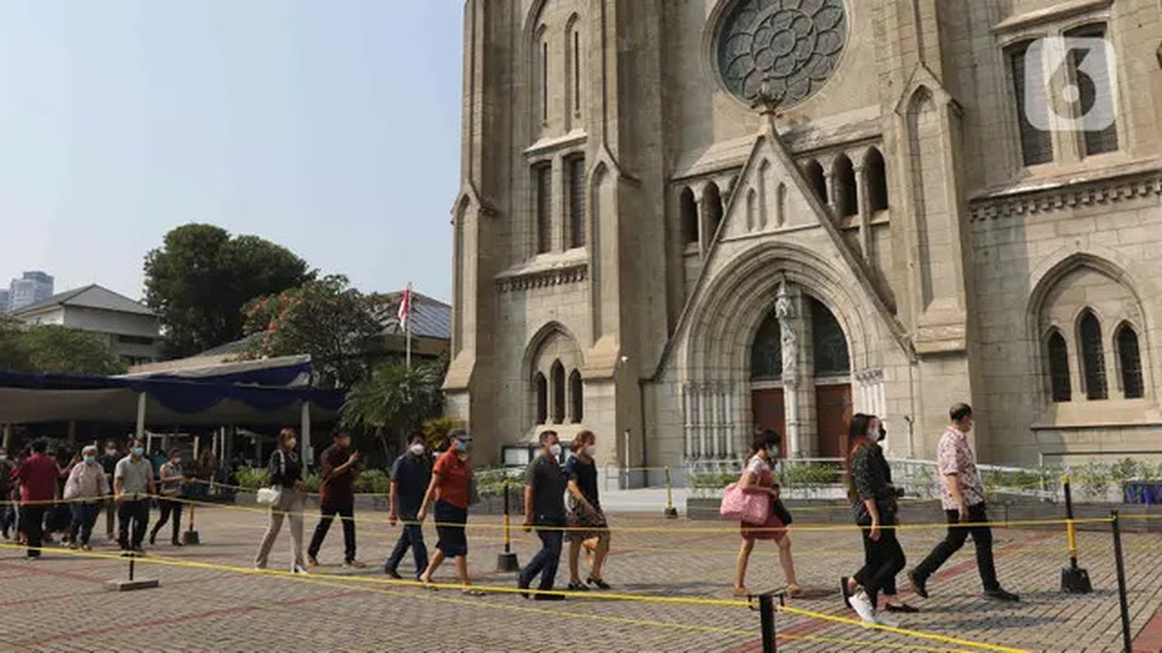 Jemaat tiba untuk mengikuti ibadah Jumat Agung di Gereja Katedral, Jakarta, Jumat (15/4/2022).Dalam peringatan Paskah ini, Gereja Katedral Jakarta mengangkat tema 'Pekan Suci 2022: semakin me