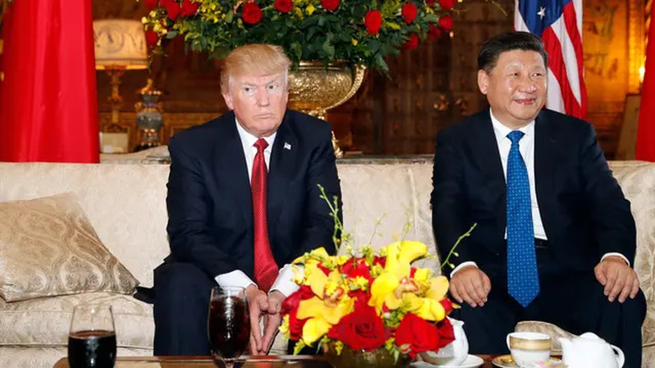 Presiden AS Donald Trump dan Presiden China Xi Jinping sebelum melakukan pertemuan di resor Mar a Lago, Florida, Kamis (6/4). Isu perdagangan dan Korea Utara diperkirakan menjadi isu utama pe