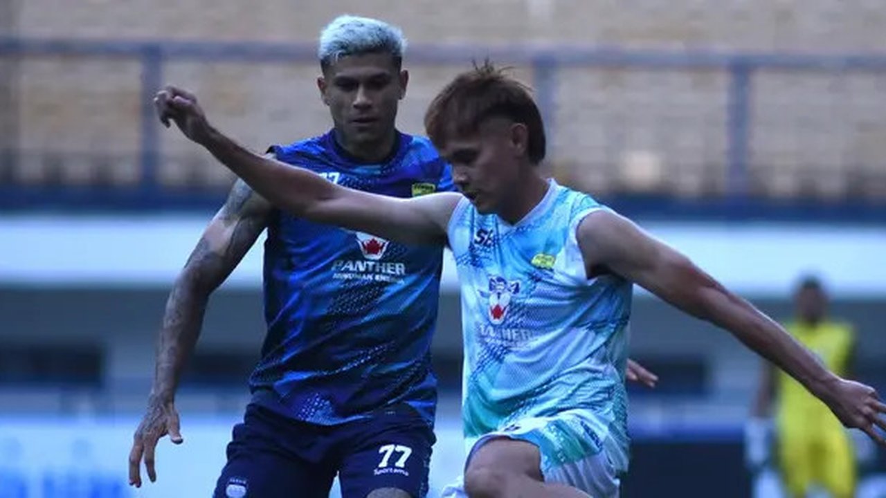 Dua pemain Persib Bandung, Ciro Alves dan Rezaldi Hehanussa, beraksi dalam sesi latihan tim di Stadion Persib, Jumat (2/2/2024). (Bola.com/Erwin Snaz)