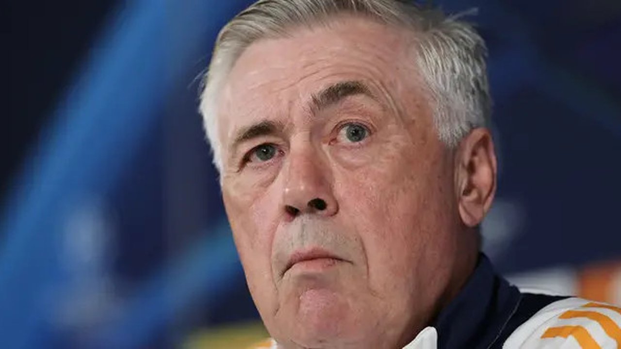 Pelatih Real Madrid, Carlo Ancelotti saat konferensi pers menjelang pertandingan babak 16 besar Liga Champions 2024/2025 melawan Atletico Madrid di Real Madrid Sports City, Valdebebas, Spanyo