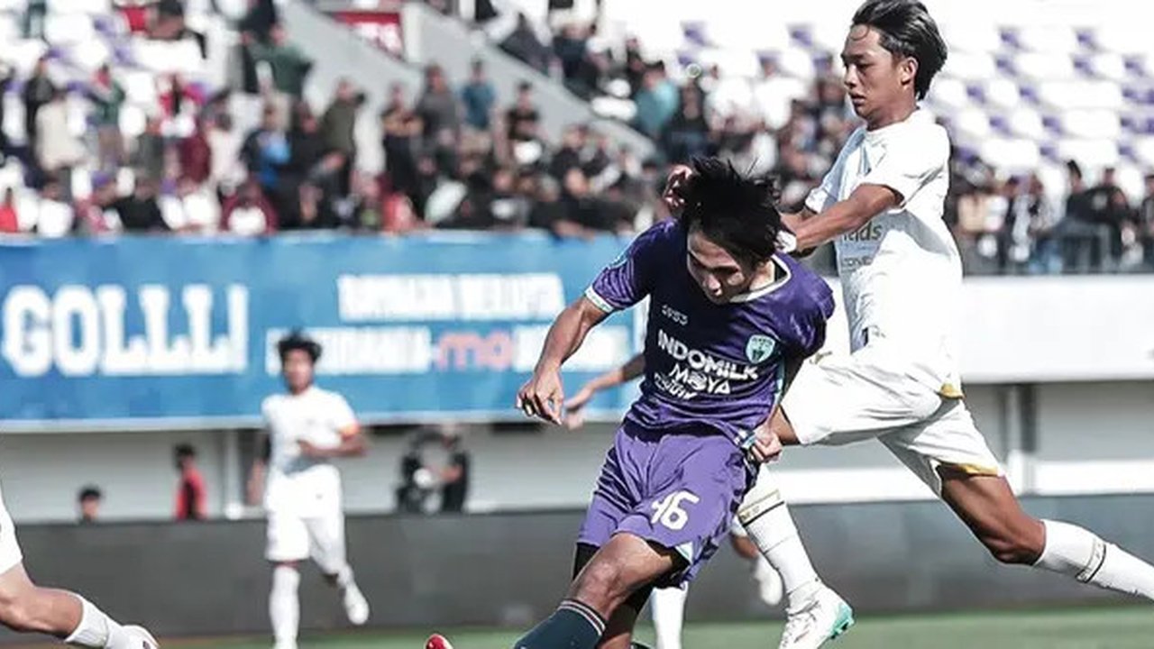 Sepakan kaki kiri winger muda Persita Tangerang, Yardan Yafi di menit kedelapan membobol gawang Arema FC dalam laga lanjutan BRI Liga 1 2024/2025 di Indomilk Arena, Tangerang, Minggu (20/4/20