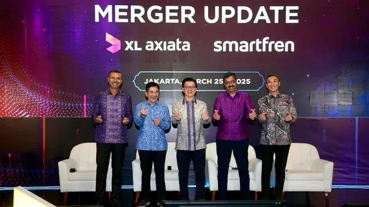 Komisaris XLSMART Vivek Sood, Presiden Komisaris XLSMART Arsjad Rasyid, Chairman Sinar Mas Telecommunications & Technology Franky O. Widjaja, Presiden Direktur & CEO XLSMART Rajeev