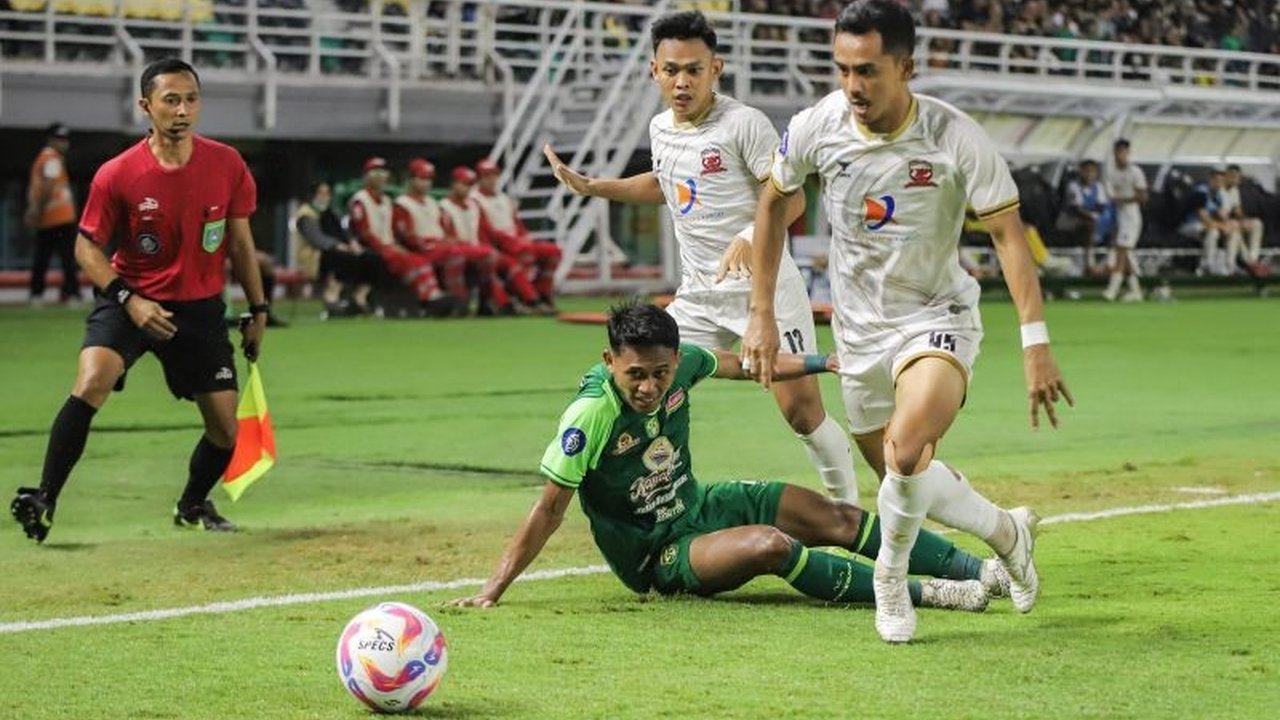 Persib Bandung berhasil mempertahankan puncak klasemen Liga 1 Indonesia dengan keunggulan delapan poin atas Dewa United setelah pekan ke-29 berakhir.