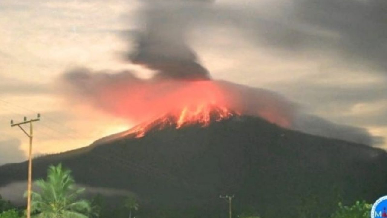 Gunung Lewotobi Laki-laki di Flores Timur, NTT, erupsi dua kali pada Minggu malam dengan tinggi kolom abu mencapai 3000 meter, warga diimbau waspada dan menjauhi radius 6 kilometer dari pusat erupsi.