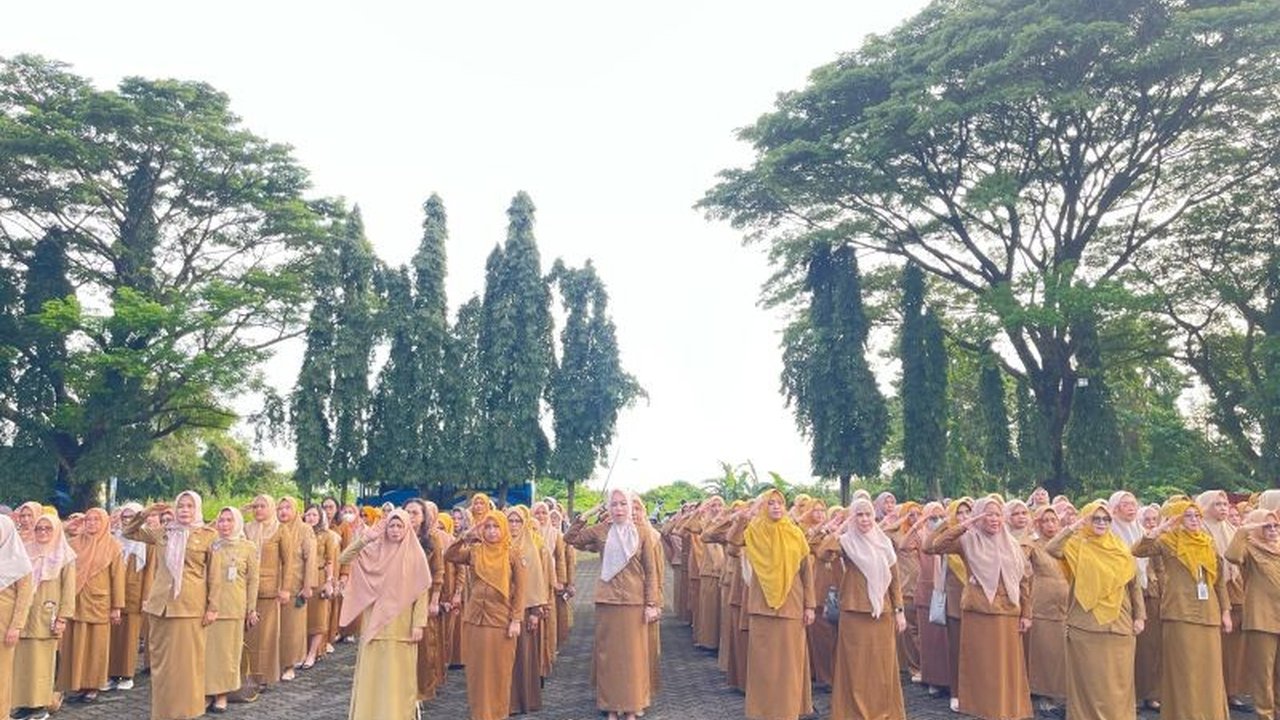 ASN perempuan Pemprov Sulsel peringati Hari Kartini 2025 dengan apel di Kantor Gubernur, menekankan pentingnya perjuangan Kartini dan peran perempuan dalam pembangunan.