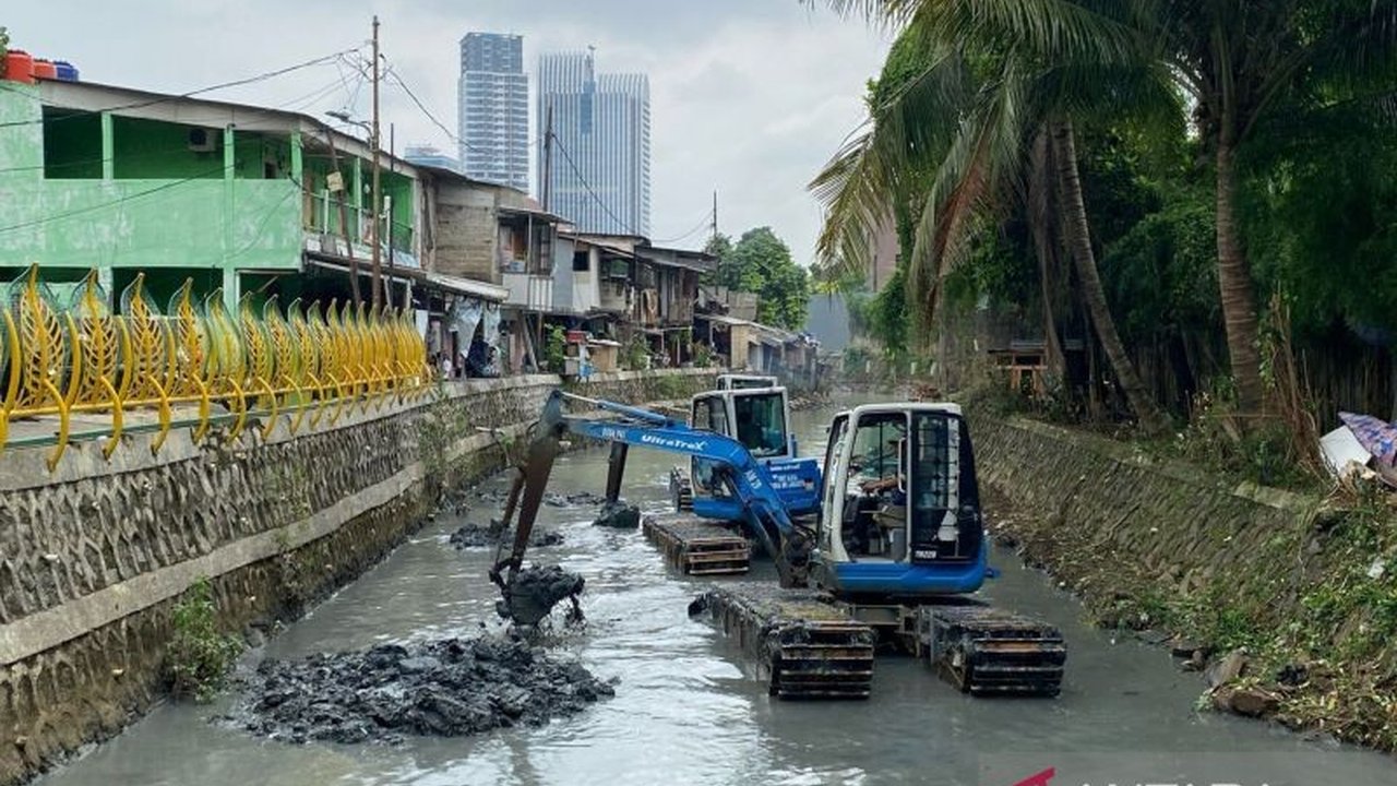 Suku Dinas SDA Jaksel keruk Kali Cideng segmen Patra Kuningan sepanjang 1.134 meter untuk mengurangi risiko banjir di Jakarta Selatan, sebagai bagian dari program 100 hari kerja Gubernur DKI.