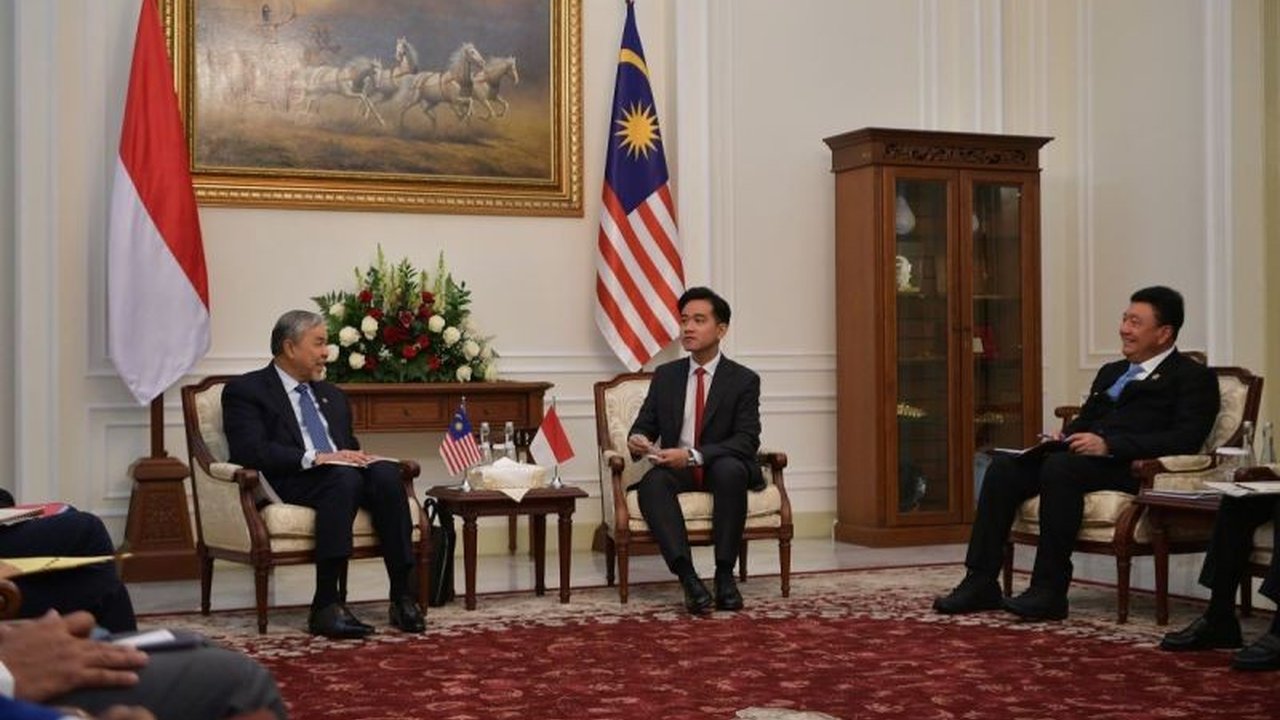 Wakil Presiden RI Gibran Rakabuming Raka bertemu Wakil Perdana Menteri Malaysia, membahas penguatan kerja sama ekonomi, industri halal, perlindungan pekerja migran, dan berbagai sektor lainnya.