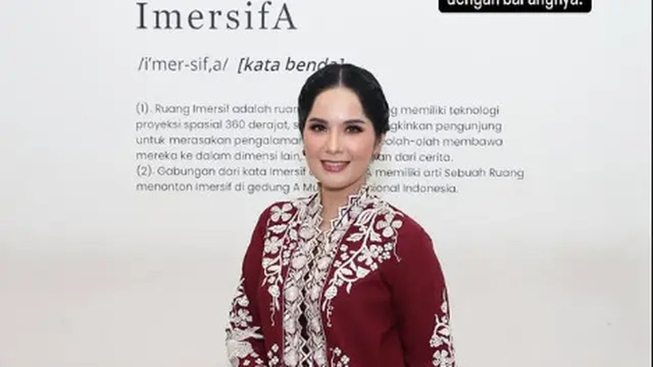 Annisa Pohan tampil anggun kenakan kebaya encim merah marun bermotif putih. Dipadu dengan kain Batik merah pastel dan tas lokal Vone seharga Rp15 jutaan [@annisayudhoyono]