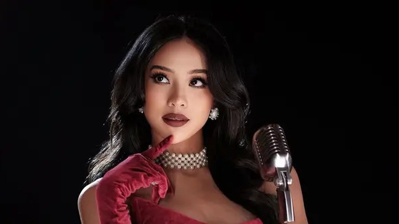Anya Geraldine tampil begitu berkelas dalam balutan busana ala diva dangdut modern. [@anyageraldine].