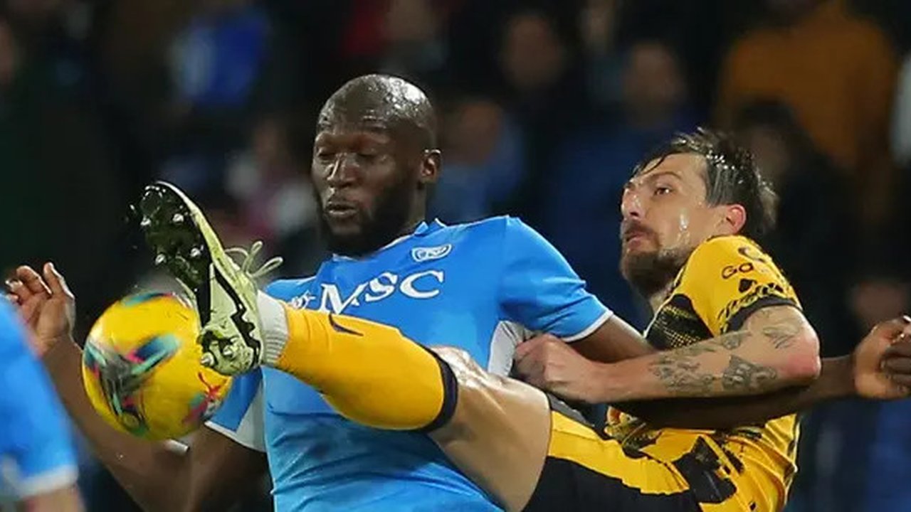 Duel striker Napoli Romelu Lukaku dengan bek Inter Milan, Francesco Acerbi. (CARLO HERMANN / AFP)