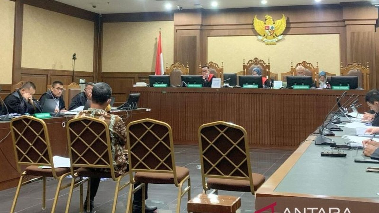 Hakim Agung Soesilo memberikan kesaksian dalam sidang kasus dugaan suap dan gratifikasi yang melibatkan mantan pejabat Mahkamah Agung, Zarof Ricar, dengan total nilai suap mencapai miliaran rupiah.