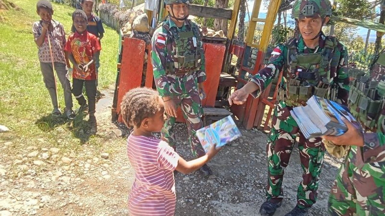 Satgas Yonif 641/Bru di Papua Pegunungan mendorong peningkatan literasi anak-anak melalui pembagian buku bacaan, guna menumbuhkan minat baca sejak dini dan mencerdaskan generasi bangsa.