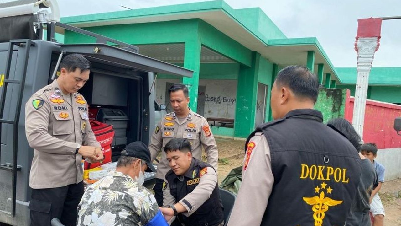Kepolisian Daerah Lampung mendirikan posko kesehatan untuk memberikan pertolongan pertama dan layanan kesehatan lanjutan bagi warga Kecamatan Panjang yang terdampak banjir bandang.