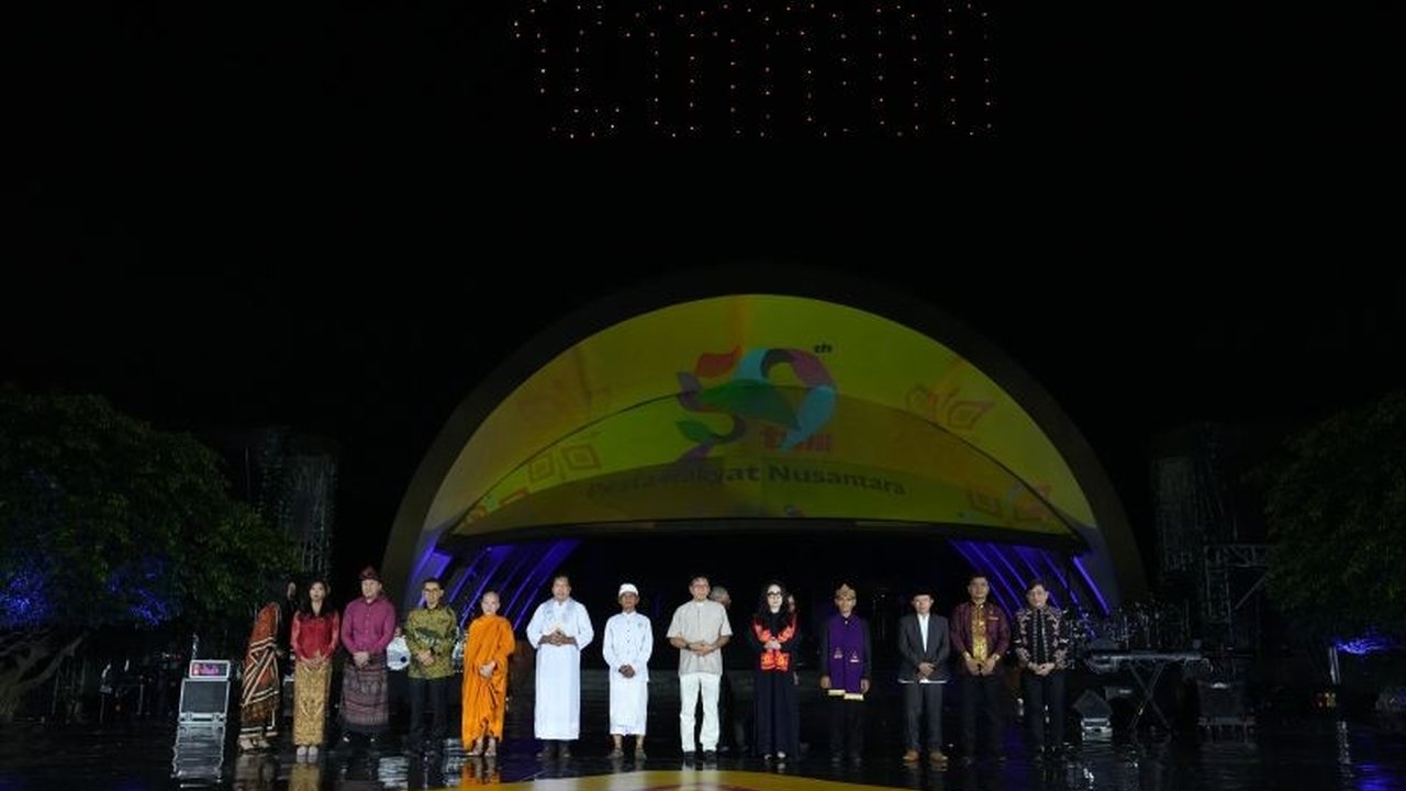 Menteri Kebudayaan Fadli Zon memberikan apresiasi tinggi kepada TMII atas kontribusinya dalam promosi dan pelestarian budaya Nusantara, ditandai dengan penganugerahan TMII Award 2025.