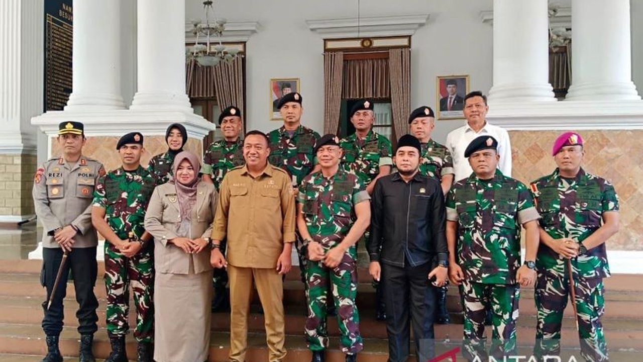 Kepala Staf Kogartap III Surabaya, Brigjen TNI (Mar) Agung Trisnanto, mengoordinasikan program Sub Garnisun Kodim 0823 Situbondo yang baru terbentuk dengan Pemkab Situbondo untuk memperkuat sinergi TNI-masyarakat dan mendukung kemajuan daerah.