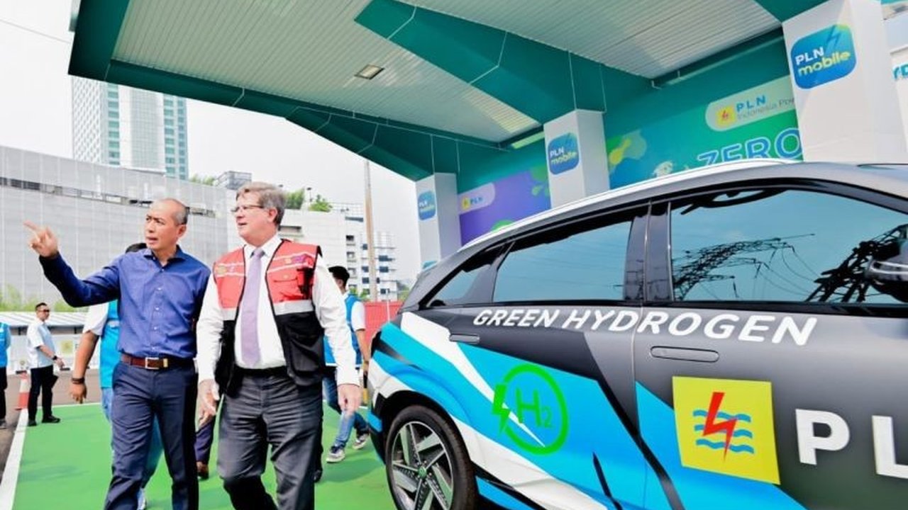 Stasiun Pengisian Bahan Bakar Hidrogen (SPBH) PLN IP di Senayan menjadi bukti nyata komitmen Indonesia dalam mengembangkan ekosistem hidrogen hijau, mendukung target Net Zero Emission.