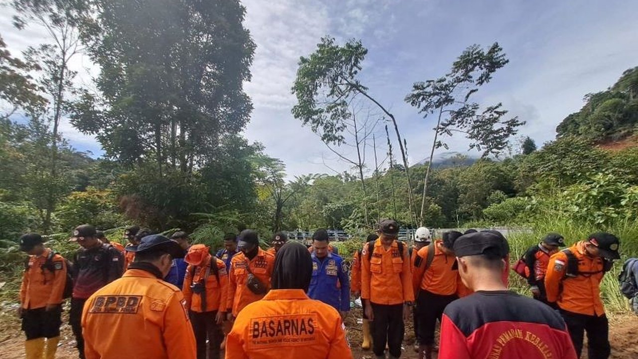 Tim SAR gabungan menambah waktu pencarian Wira (15), remaja yang hilang di hutan Desa Renah Kayu Embun, Jambi, selama tiga hari karena kendala cuaca dan permintaan keluarga.
