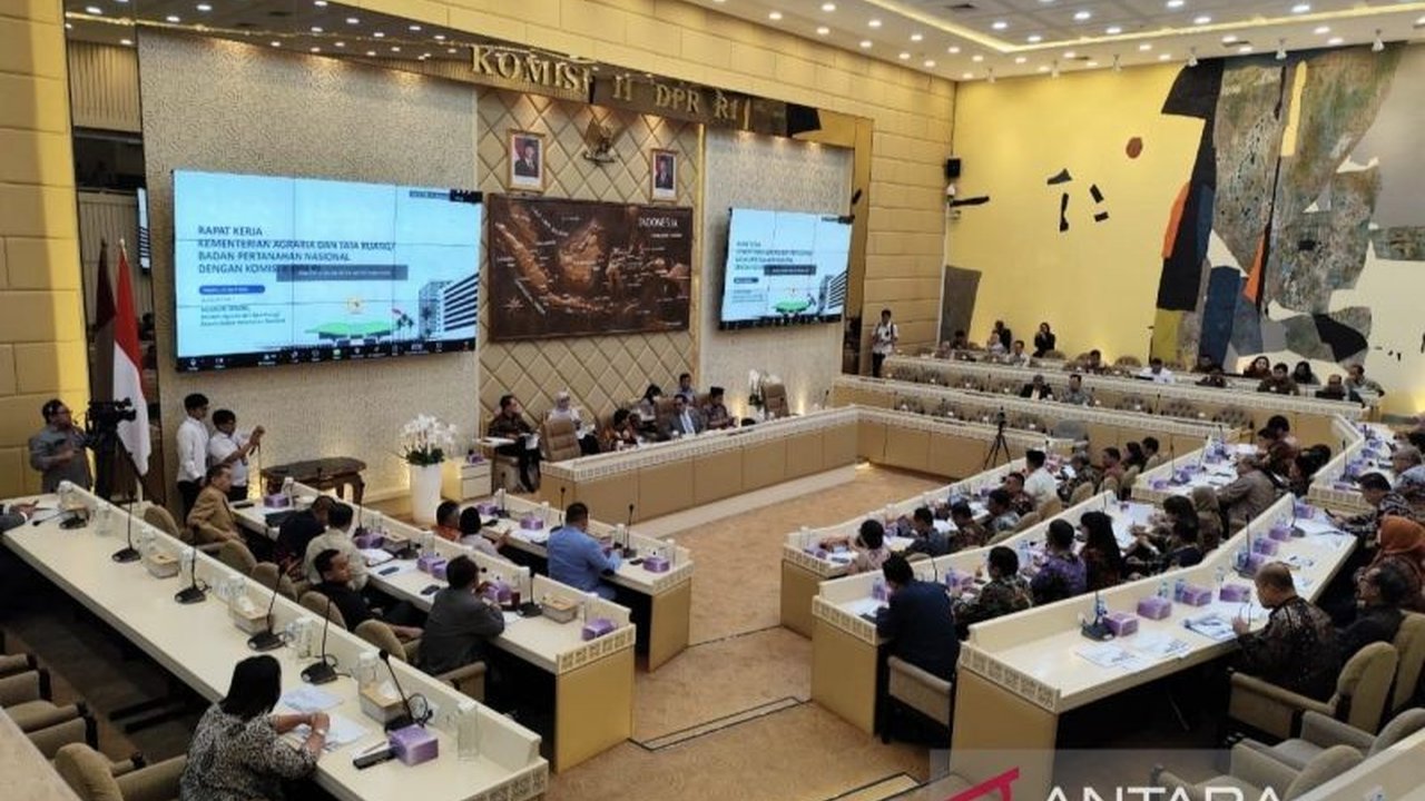 Anggota Komisi II DPR, Deddy Sitorus, mendesak Kementerian ATR/BPN untuk menyeimbangkan investasi dengan hak-hak rakyat atas tanah adat dan ulayat guna mencegah konflik agraria dan memastikan kepastian hukum.