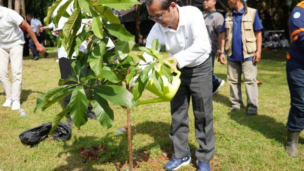 Umat Buddha di Jakarta menggelar meditasi, menanam pohon Bodhi dan Sala di TMII, sebagai rangkaian peringatan Hari Raya Tri Suci Waisak 2569 BE/2025,  mengingatkan pentingnya pelestarian alam.