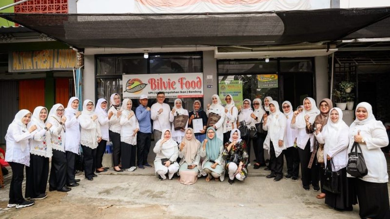 Tim Penggerak PKK Banten memberikan penghargaan kepada perempuan inspiratif di berbagai kabupaten/kota,  mengakui kontribusi mereka dalam memajukan Provinsi Banten.