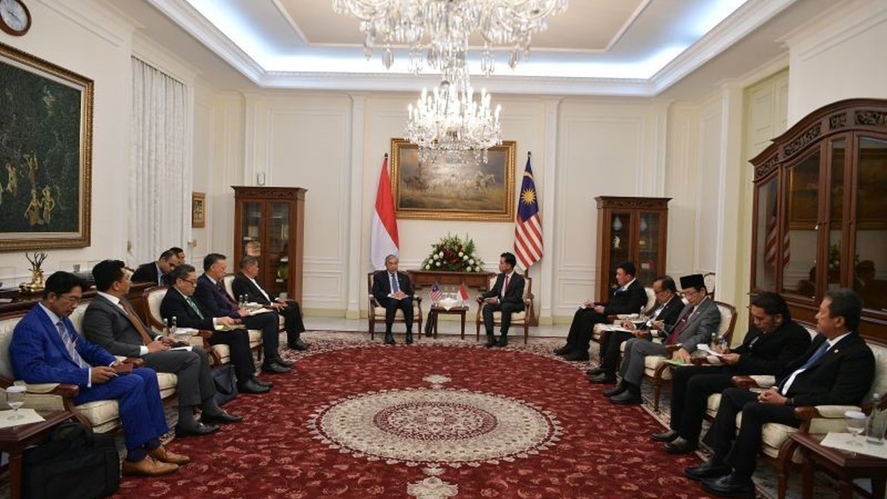 Wakil Presiden Gibran Rakabuming Raka dan Wakil Perdana Menteri Malaysia Ahmad Zahid Hamidi membahas peningkatan kerja sama pengelolaan wilayah perbatasan kedua negara, termasuk penanganan terorisme dan penyelundupan.