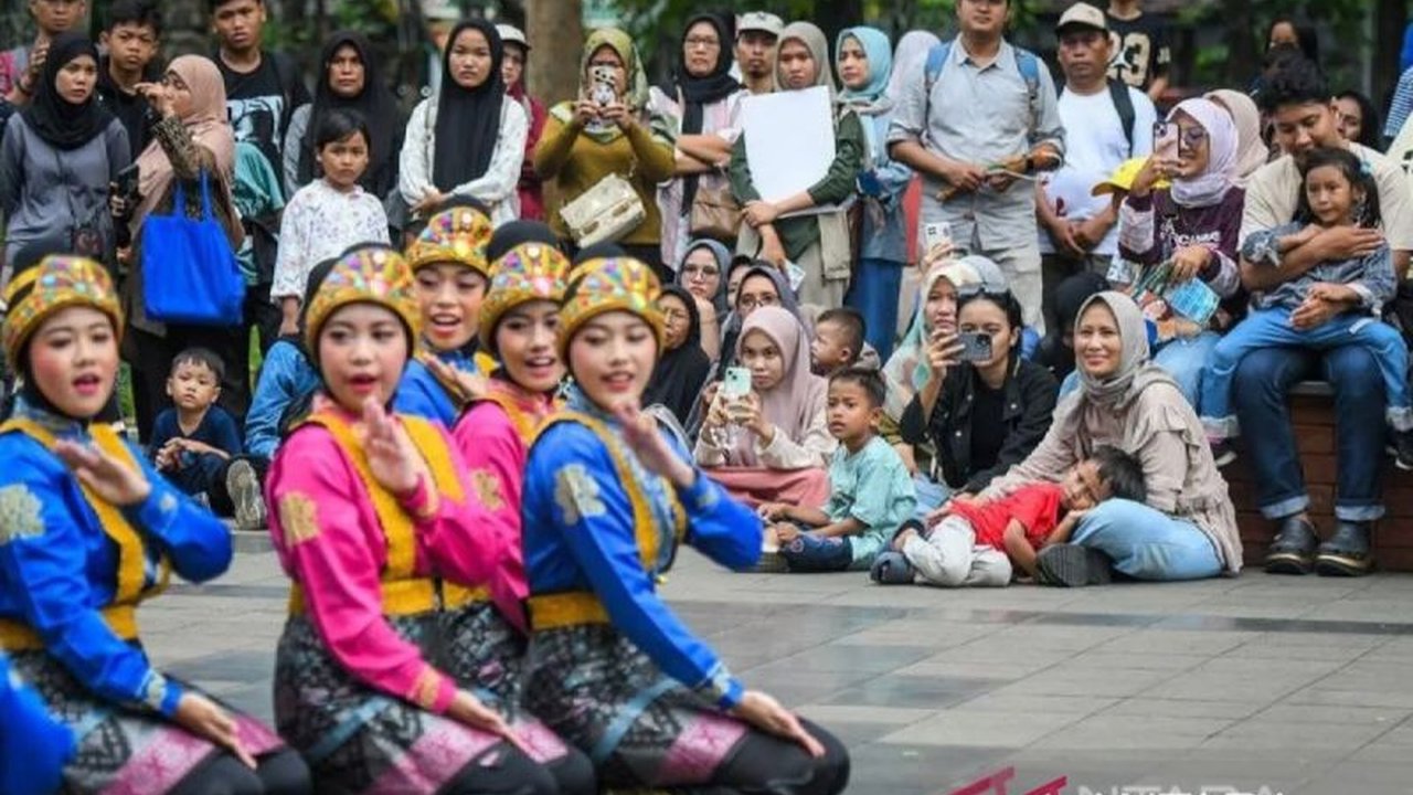 Perayaan HUT ke-50 TMII sukses menarik lebih dari 50 ribu pengunjung dalam sehari, dengan berbagai atraksi budaya dan konser musik, membuat pengelola optimis mencapai target 200 ribu pengunjung.