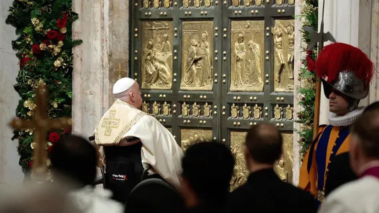 Paus Fransiskus bersiap untuk membuka Pintu Suci Basilika Santo Petrus, dalam sebuah upacara khusus untuk menandai peluncuran Yubileum 2025, di Vatikan, pada 24 Desember 2024. (Remo Casilli/P