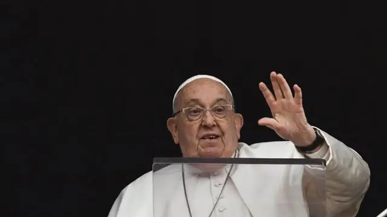 Paus Fransiskus, pemimpin Gereja Katolik yang dikenal penuh kasih dan semangat pembaruan, wafat pada usia 88 tahun. [@franciscus].