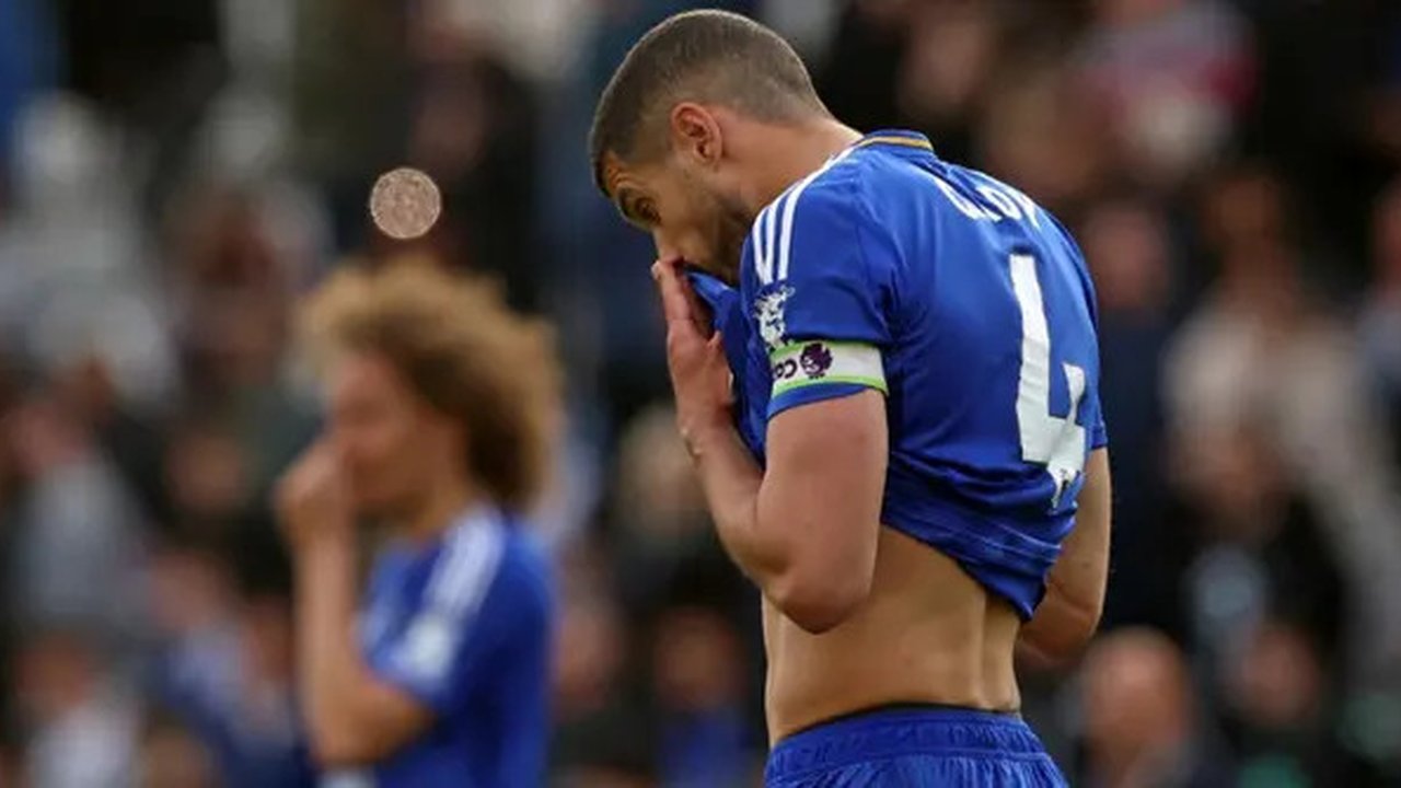 Bek Leicester City asal Inggris #04, Conor Coady, bereaksi di lapangan setelah pertandingan sepak bola Liga Primer Inggris antara Leicester City dan Liverpool di Stadion King Power di Leic