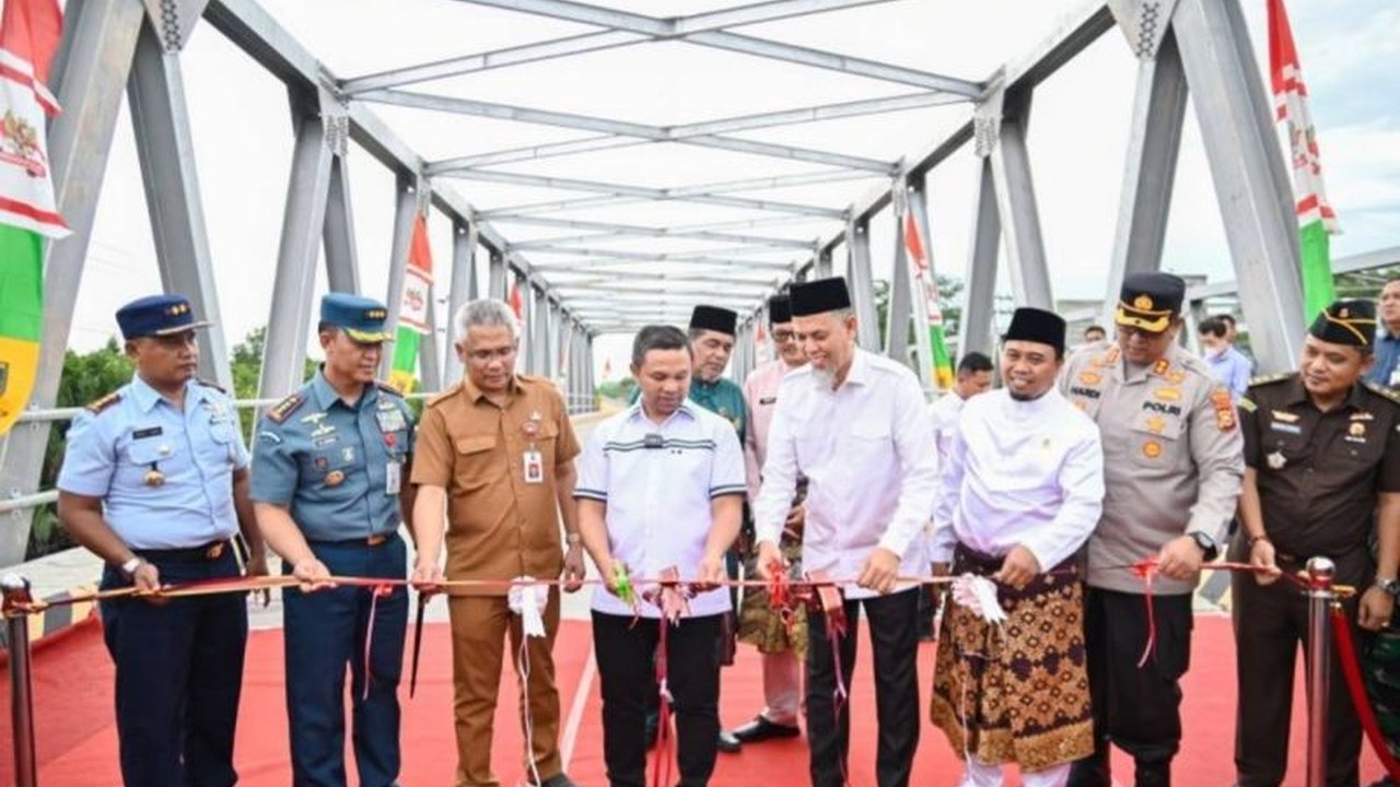 Gubernur Riau resmikan Jembatan Duplikat Sungai Masjid di Dumai senilai Rp34 miliar untuk optimalkan perekonomian daerah dan akses masyarakat.