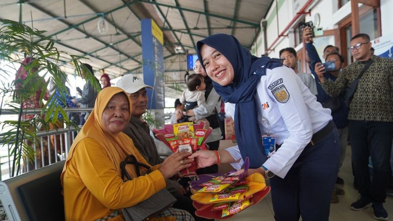 PT KAI Daop 7 Madiun memberikan suvenir spesial kepada penumpang perempuan dan mengadakan flash mob untuk merayakan Hari Kartini serta mengapresiasi pelanggan setia.