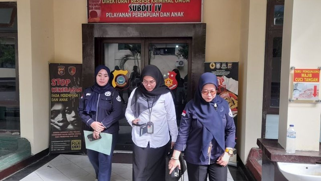 Satu tahun berlalu, kasus dugaan kekerasan seksual yang dilakukan mantan Rektor UNUGO belum menemui titik terang, kuasa hukum korban kembali mendesak Polda Gorontalo untuk mengusut tuntas kasus tersebut.