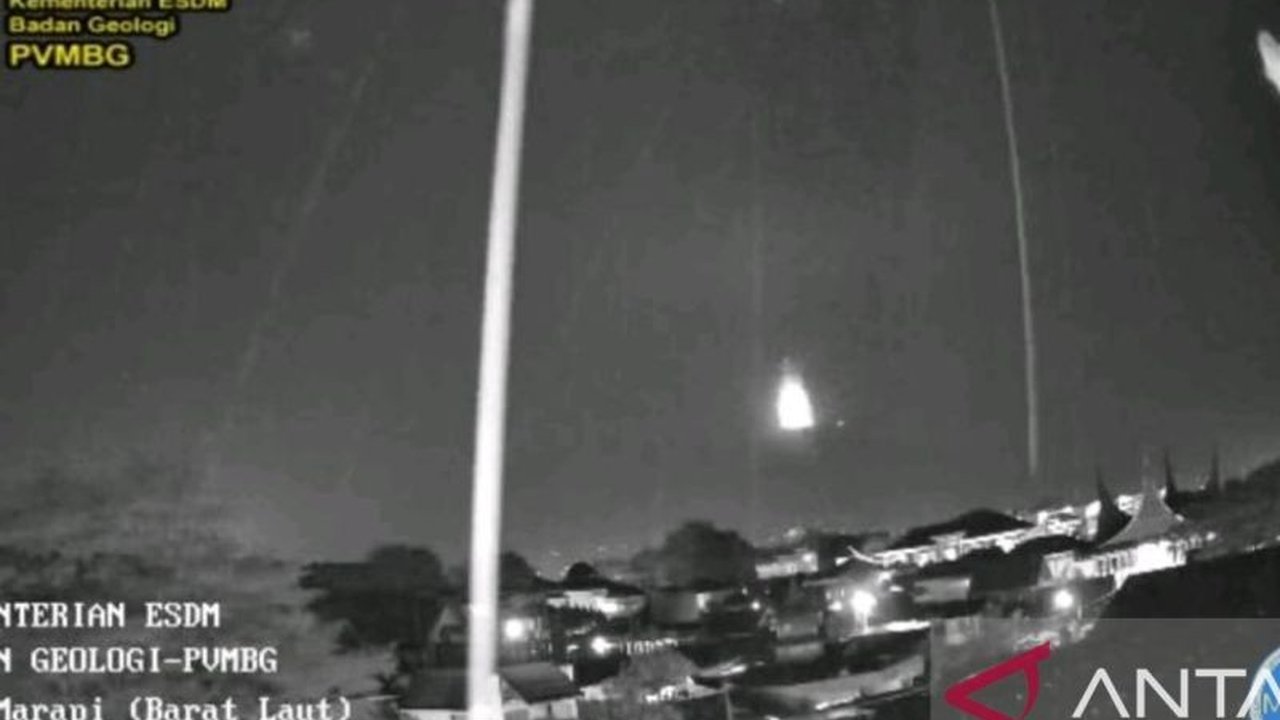 Gunung Marapi di Sumatera Barat erupsi pada Senin malam, dentumannya terdengar hingga Padang Panjang, dan BPBD diminta meningkatkan kewaspadaan terhadap potensi banjir.