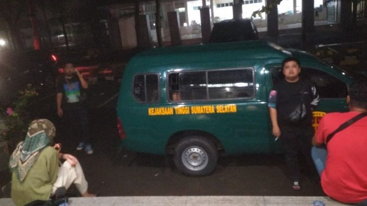 Kejati Sumatera Selatan memeriksa mantan Gubernur Alex Noerdin terkait dugaan korupsi Pasar Cinde Palembang, kasus yang telah bergulir sejak 2023 dan kembali diselidiki pada 2025.