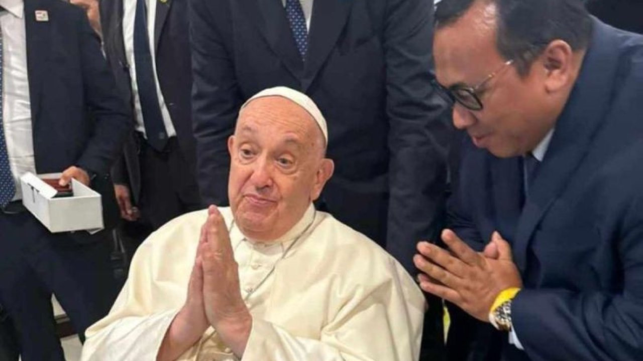 Penasihat Kapolri, Andi Gani Nena Wea, mengenang pengalaman spiritualnya saat menerima doa dari Paus Fransiskus di Katedral Jakarta, dan menyampaikan duka cita atas wafatnya pemimpin Gereja Katolik tersebut.