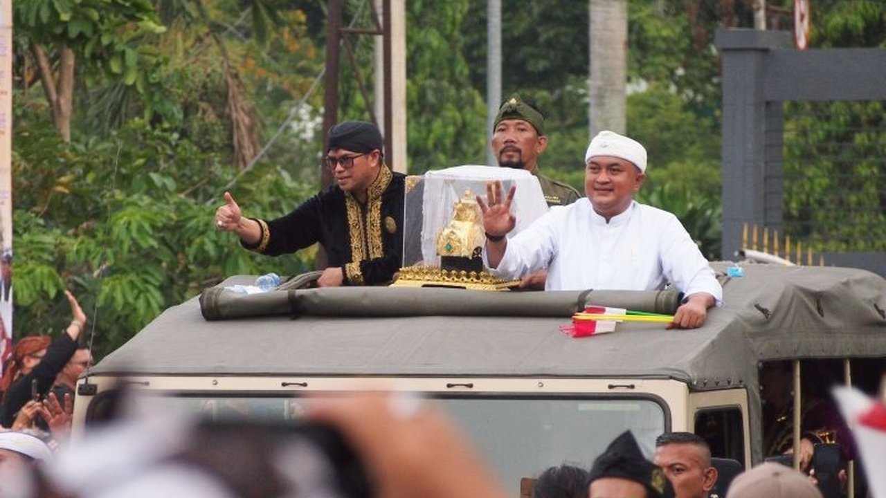 Setelah ratusan tahun berada di Keraton Sumedang Larang, Mahkota Binokasih Sanghyang Pake, mahkota kerajaan Sunda, kembali ke Kabupaten Bogor dalam rangkaian Hari Jadi Bogor ke-543.