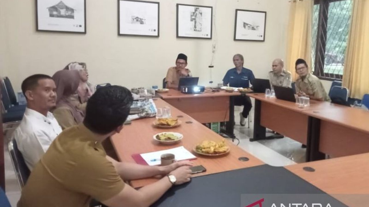 Pemkab Bangka Barat luncurkan strategi pembangunan kebudayaan terintegrasi melalui gotong royong untuk mengatasi keterbatasan anggaran, melibatkan berbagai OPD dan mencakup 10 tema kebudayaan daerah.