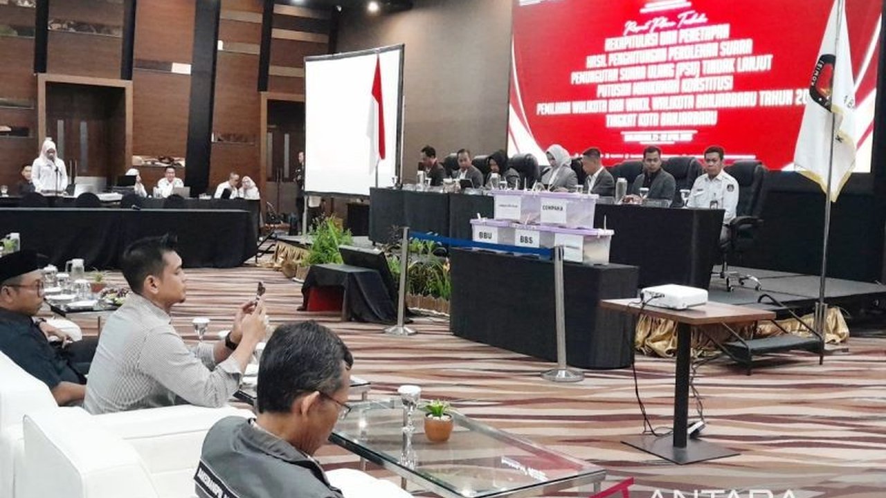 KPU Banjarbaru menggelar pleno terbuka rekapitulasi PSU Pilkada 2024 yang berjalan lancar tanpa hambatan berarti, menetapkan hasil suara pasangan calon Erna Lisa Halaby-Wartono melawan kotak kosong.