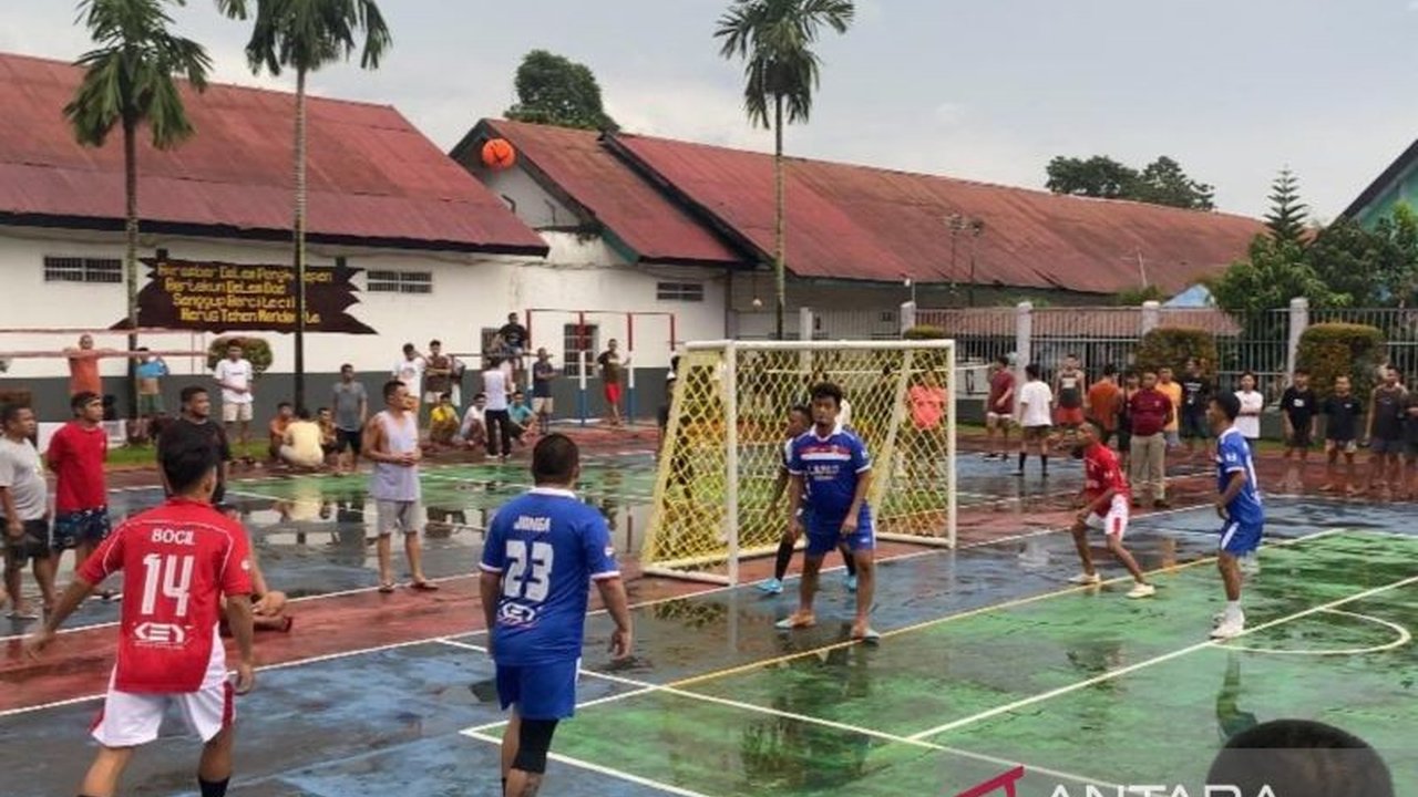 Lapas Kendari menggelar pertandingan futsal narapidana dalam rangka Hari Bhakti Pemasyarakatan (HBP) ke-61, membangun silaturahmi dan sebagai bentuk pembinaan warga binaan.
